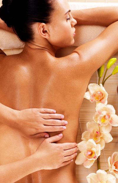 Masseur,Doing,Massage,On,Woman,Back,In,The,Spa,Salon